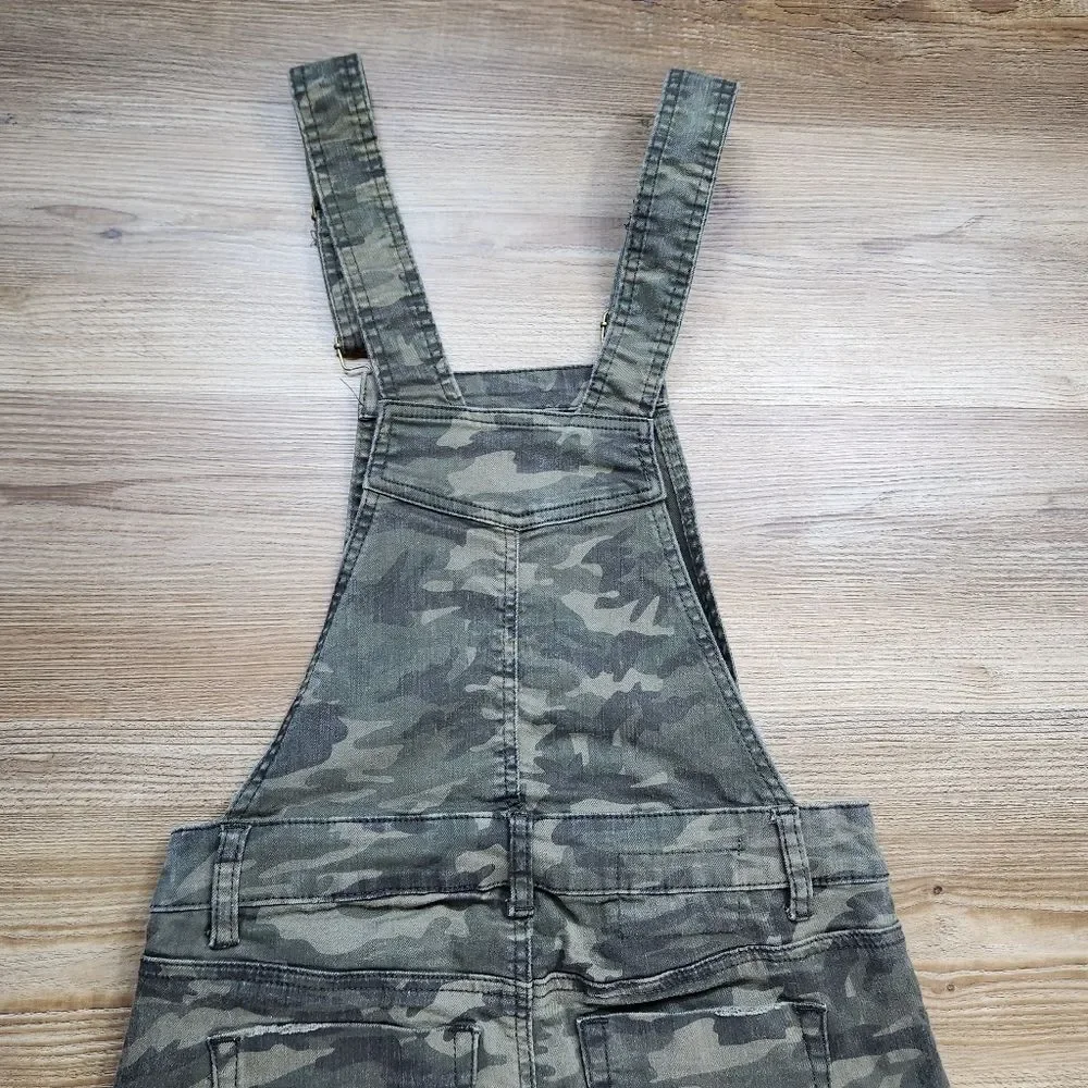 🔹️Vanilla Star Green Camouflage Distressed Leg Denim Overalls Small
